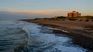 Costa Bonita, a pocos kilómetros de Necochea, deslumbra con su paisaje agreste, mar abierto y los atardeceres más impactantes de la región.