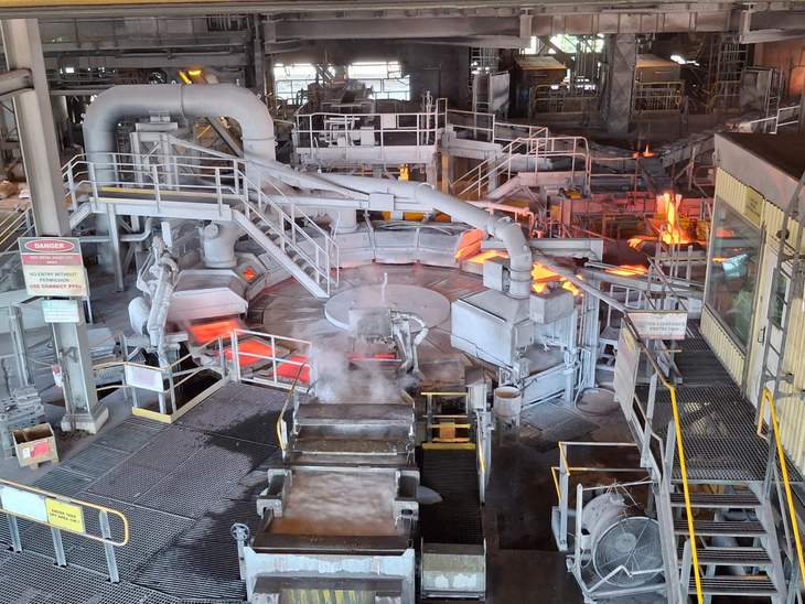 La fundición de Kansanshi, una de las más modernas del mundo fuera de China, procesa concentrados de la propia mina en Solwezi y de Sentinel, en Kalumbila. Tras su reciente optimización, elevó su capacidad a 1,6 Mtpa de concentrado, con capacidad para producir más de 400 ktpa de ánodos de cobre y 1,5 Mtpa de ácido sulfúrico. La fundición de Kansanshi, una de las más modernas del mundo fuera de China, procesa concentrados de la propia mina en Solwezi y de Sentinel, en Kalumbila. Tras su reciente optimización, elevó su capacidad a 1,6 Mtpa de concentrado, con capacidad para producir más de 400 ktpa de ánodos de cobre y 1,5 Mtpa de ácido sulfúrico.