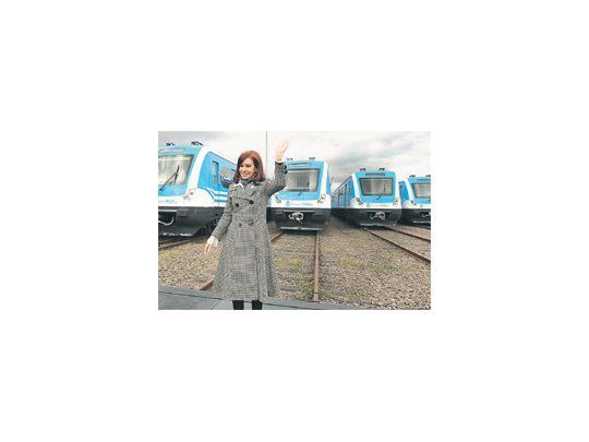 La presidente Cristina de Kirchner, en el Puerto de Buenos Aires frente a algunas de las  72 formaciones  nuevas que se incorporarán a la línea del tren Sarmiento.