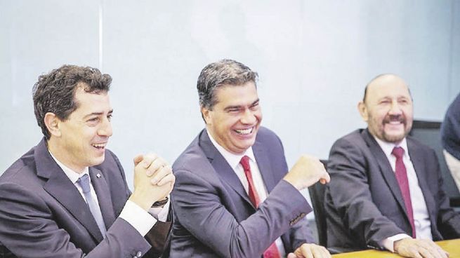 euforia. Wado de Pedro, Jorge Capitanich y Gildo Insfrán, ayer tras la firma del acuerdo de conectividad con la empresa Microsoft en EE.UU.