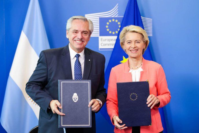 El presidente Alberto Fernández junto a la presidenta de la Comisión Europea, Ursula Von der Leyen.