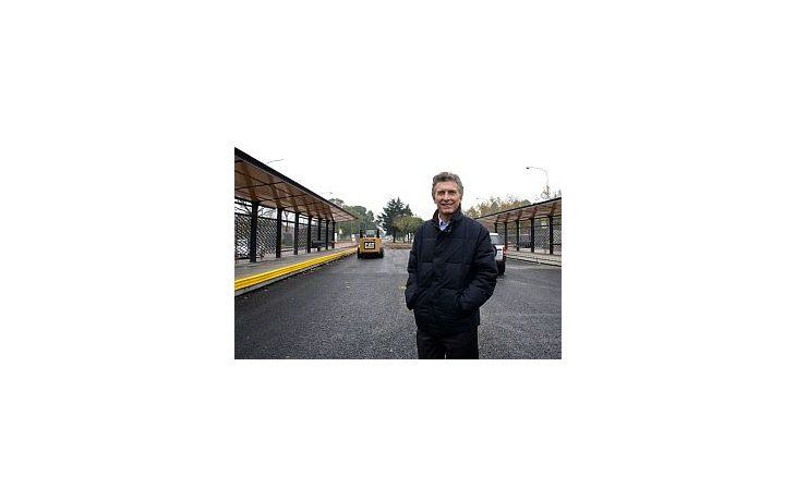 Mauricio Macri durante una recorrida por las obras del Metrobus del Corredor Sur, que ya fue inaugurado.