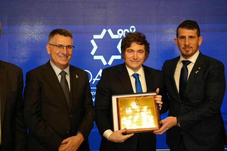 Milei fue reconocido por la DAIA por su "firme compromiso en la lucha contra el antisemitismo y su constante apoyo al Estado de Israel". Milei fue reconocido por la DAIA por su "firme compromiso en la lucha contra el antisemitismo y su constante apoyo al Estado de Israel".