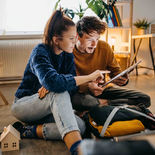 Una pareja revisa los requisitos y condiciones para acceder a un crédito hipotecario del Banco Nación, en un contexto de mayor digitalización y simplificación del trámite Una pareja revisa los requisitos y condiciones para acceder a un crédito hipotecario del Banco Nación, en un contexto de mayor digitalización y simplificación del trámite