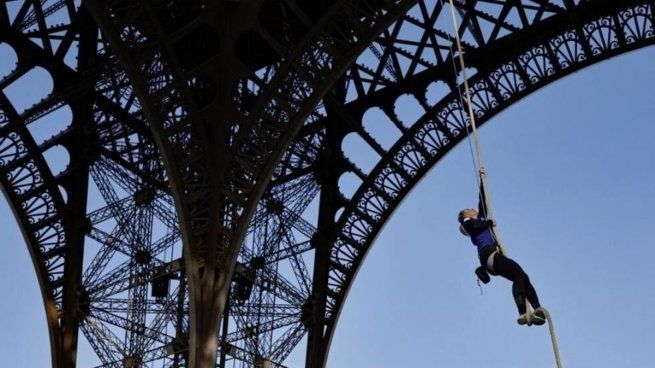 La deportista francesa, Anouk Garnier, estableció una nueva marca mundial al escalar la Torre Eiffel con una soga.