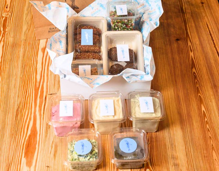 Café, Rotisería y Obrador Mishiguene ubicados en: Cerviño 4417, Palermo (Obrador); Arcos 1521, Belgrano (Rotisería); Cabello 3181, Palermo (Café). Café, Rotisería y Obrador Mishiguene ubicados en: Cerviño 4417, Palermo (Obrador); Arcos 1521, Belgrano (Rotisería); Cabello 3181, Palermo (Café).