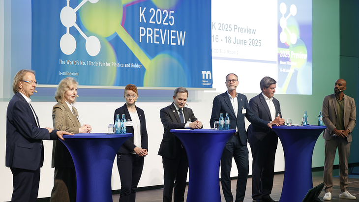 Mesa redonda de presentación de la feria K del plástico (de izq. a der.): Boris Engelhardt, Petra Cullmann, Christine Bunte, Oliver Möllenstädt, Thorsten Kühmann, Ulrich Reifenhäuser y el moderador Cris Brow. Mesa redonda de presentación de la feria K del plástico (de izq. a der.): Boris Engelhardt, Petra Cullmann, Christine Bunte, Oliver Möllenstädt, Thorsten Kühmann, Ulrich Reifenhäuser y el moderador Cris Brow. 