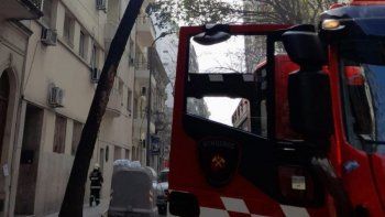 se desato un feroz incendio en un departamento de recoleta: hay vecinos atrapados