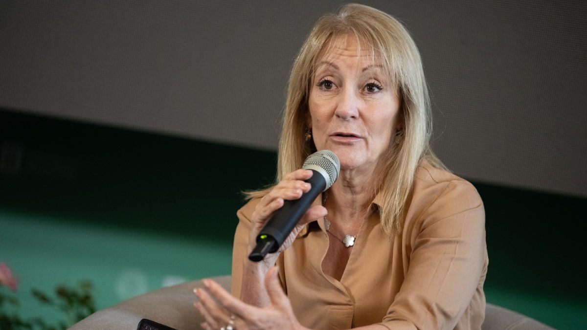 Carolina Cosse responded to Álvaro Delgado and stated that it is an honor to be the candidate of the PIT-CNT