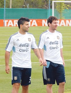 Sergio Agüero y Lionel Messi son muy amigos y se entienden a la perfección en la cancha. Por eso el Barcelona  quiere juntarlos.