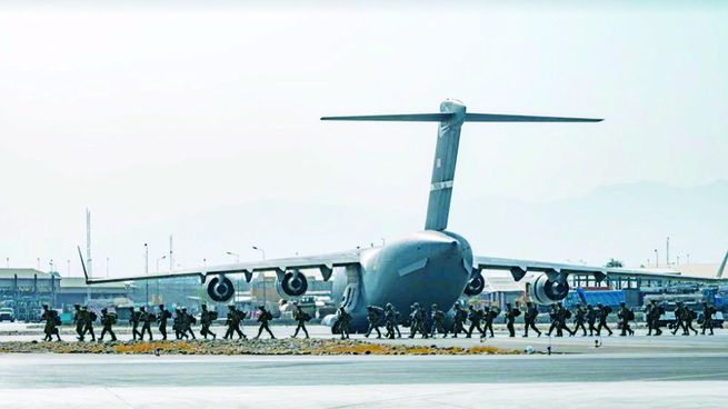 MARCHA. Los últimos soldados de EE.UU. en Afganistán abordan el avión que los llevará de regreso.&nbsp;&nbsp;
