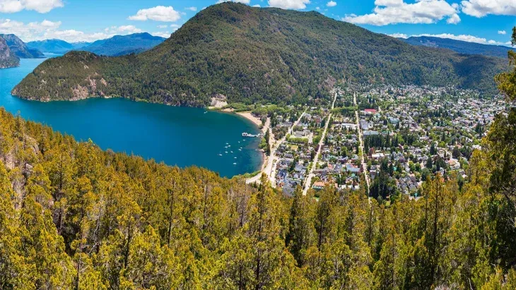 La ciudad está rodeada de un imponente entorno natural. La ciudad está rodeada de un imponente entorno natural.
