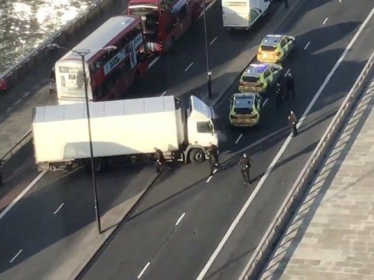 Episodio confuso en Londres. antes del ataque con arma blanca, hubo un camión involucrado.