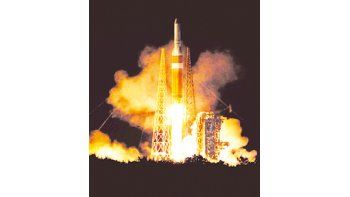 El cohete Delta-4, el mayor de EE.UU. para misiones no tripuladas, en el momento del despegue el domingo por la noche. El satélite navegará en una órbita de 36.000 kilómetros de altura.