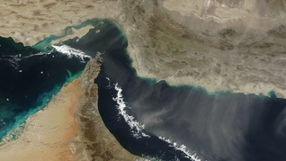 Se trata de una importante vía fluvial, por donde pasa el 20% del petróleo mundial. Se trata de una importante vía fluvial, por donde pasa el 20% del petróleo mundial.