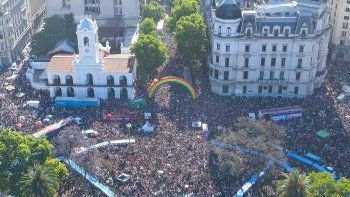 Avanza la multitudinaria Marcha del Orgullo en Plaza de Mayo.