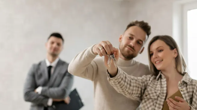 La entrega de llaves marca el final del proceso de compra de una vivienda a estrenar, una instancia clave en la que conviene verificar que la unidad cumpla con lo acordado en contrato y en la memoria descriptiva antes de la toma de posesión