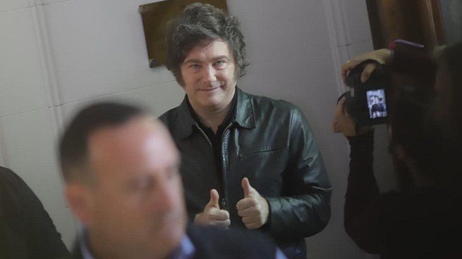 Javier Milei saludó a la militancia que lo estaba esperando. 