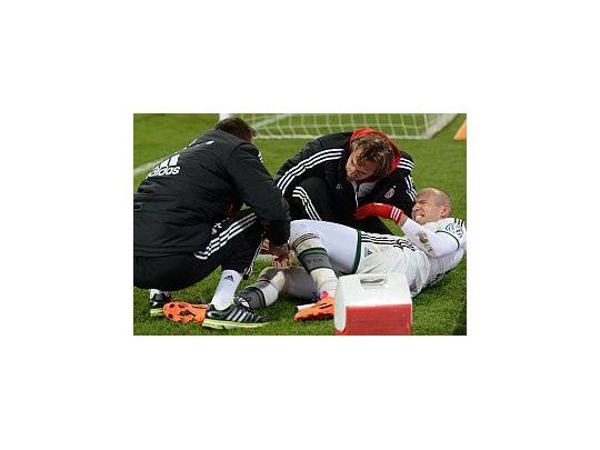 Robben se lesionó la rodilla jugando la Copa Alemana.