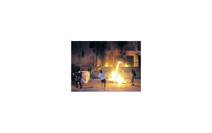En la noche del martes, manifestantes que condenaban el golpe de Estado de 1976 provocaron destrozos en el Comando de la VI Brigada de Montaña en la ciudad de Neuquén.
