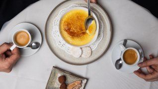 De Palermo a Tigre, siete restaurantes reinterpretan la crème brûlée con ingredientes locales y creatividad estacional, sin perder de vista la textura crocante que define a este clásico francés. (Foto: L’Atelier Bistró).