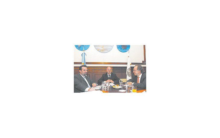 ámbito.com | Jorge Telerman presentó ayer el Presupuesto 2007 para la Capital Federal. Dijo que era«audaz». Lo acompañaron el secretario legal y técnico Sergio Beros (izq.) y el ministro deHacienda, Guillermo Nielsen.