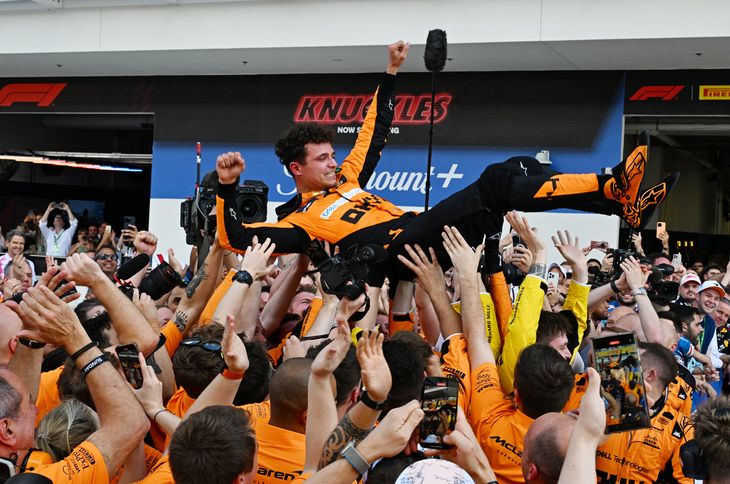 Lando Norris necesitó de 110 aperturas y un error de Max Verstappen para conseguir la primer victoria de su carrera en la Fórmula 1 el domingo, con la que puso fin al dominio del neerlandés en el Gran Premio de Miami. Su equipo de McLaren lo lleva en andas.