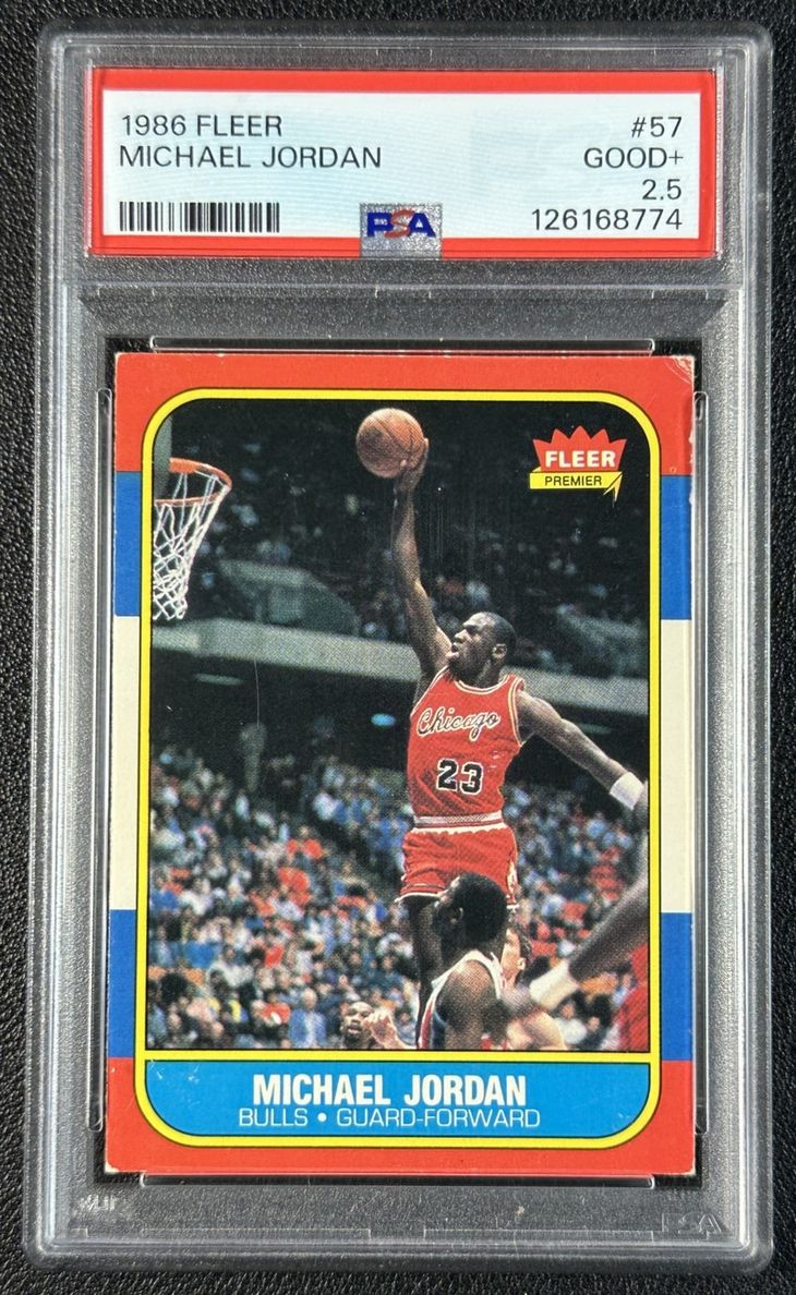 La caja sin abrir de Fleer Basketball del 86 incluye su icónica tarjeta de novato, así como las de varias leyendas de la NBA como Charles Barkley, Patrick Ewing, Hakeem Olajuwon entre otros- que Jordan ha autografiado. La caja sin abrir de Fleer Basketball del 86 incluye su icónica tarjeta de novato, así como las de varias leyendas de la NBA como Charles Barkley, Patrick Ewing, Hakeem Olajuwon entre otros- que Jordan ha autografiado.