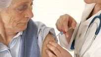 Los adultos mayores de 65 años pueden acceder a la vacuna sin necesidad de orden médica.