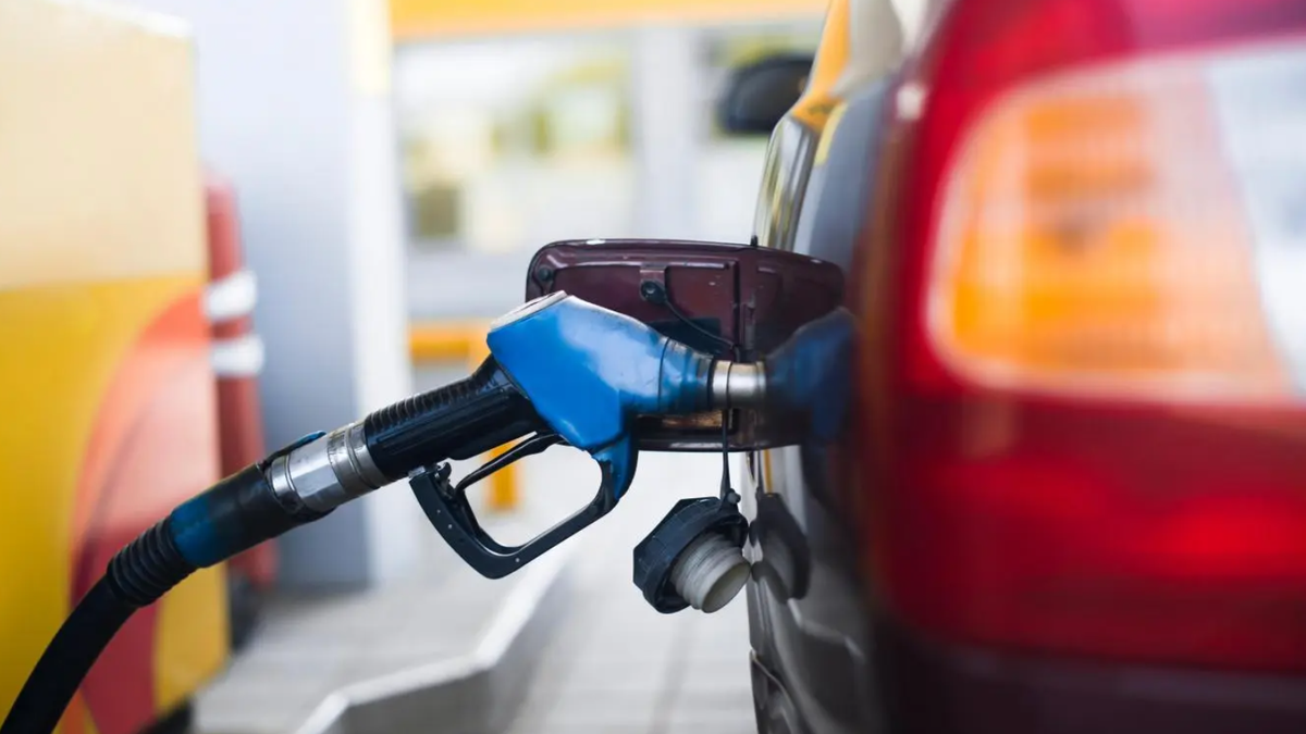 Gobierno y petroleras acuerdan congelar precios de combustibles hasta el 31  de octubre