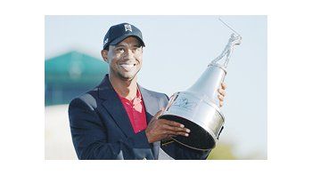 Tiger Woods sostiene el trofeo tras coronarse vencedor en el torneo Arnold Palmer Invitational desarrollado en Orlando, Florida.