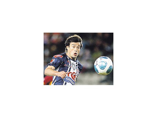 ä El delantero Darío Cvitanich intentará a partir de hoy destrabar su situación con el Ajax de Holanda, club dueño de su ficha, para quedar liberado y poder negociar con Boca, que pretende incorporarlo con miras al Clausura. En principio, el ex atacante de Banfield se entrevistará en Amsterdam con el flamante técnico del equipo, Frank De Boer, a quien le manifestará si lo tendrá en cuenta o no para la próxima temporada. En caso de que no sea prioridad para el conjunto que participa de la L