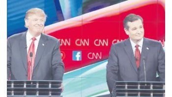 ámbito.com | El millonario Donald Trump y el senador Ted Cruz, durante un reciente debate en Las Vegas. El primero lidera las encuestas para las primarias presidenciales, pero el segundo va adelante en Iowa, el estado en el que comenzará la carrera el 1 de febrero.