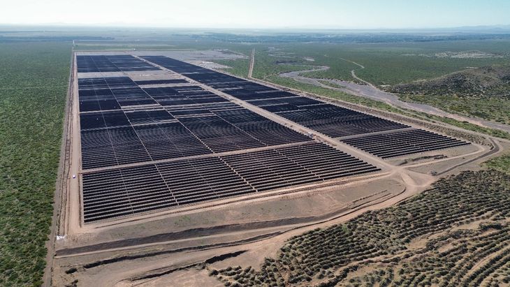 El parque solar Malargüe I tiene 90 MW de potencia instalada y una producción anual estimada de 263.500 MWh, equivalente al consumo de 65.875 hogares. Desde su puesta en marcha se estima que ahorrará más de 127.000 toneladas de CO2 en la atmósfera.