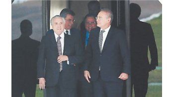 ámbito.com | El vicepresidente de Brasil, Michel Temer, se reunió ayer con el líder del Senado, Renan Calheiros. No sólo hablaron del juicio político a Dilma Rousseff, sino también de la conformación del Gobierno que el primero se dispone a asumir.