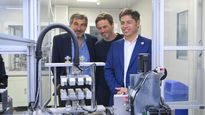 Axel Kicillof junto a Roberto Salvarezz y Augusto Costa.
