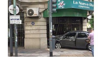 El choque ocurrió minutos antes de las 7 en la esquina de Marcelo T. de Alvear y Azcuénaga, donde funciona el bar La Nueva Ola.