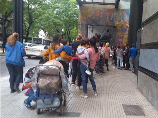 Cientos de personas llegaron este lunes por la ma&ntilde;ana a la Secretar&iacute;a de Trabajo para solicitar su bono de $5.000. Los reciben personal de seguridad, hacen una queja y se van sin nada.&nbsp;