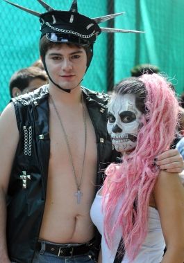 Fanáticos de Lady Gaga llenaron de color la previa (foto 7)