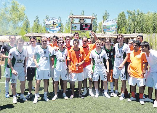 Desafiaron los invitados a la residencia de Daniel Scioli de La Ñata (Tigre) los 37 grados para honrar el compromiso de fútbol de salón. Venció 14 a 12 el equipo del gobernador al conjunto Pinocho, que hace 10 años es campeón de la especialidad.