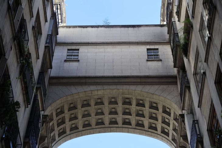 Sin placa ni nombre oficial, el edificio fue bautizado por los vecinos como “Edificio del Arco” (Foto Gentileza: @cronistadetuciudad IG)