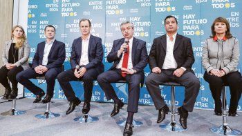 Seducción. Alberto Fernández en Paraná junto a Gustavo Bordet y los candidatos por Entre Ríos Edgardo Kueider, Stefanía Cora, Marcelo Casaretto y Blanca Osuna. Desde allí le apuntó a Martín Lousteau por la Resolución 125.