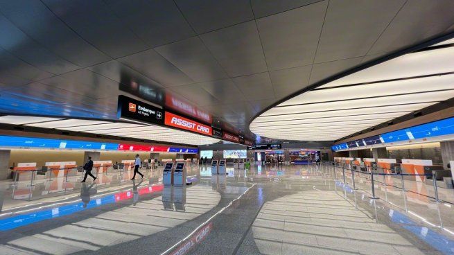 Entre valijas y apuros, un detalle mínimo puede complicar el embarque: el efectivo no viaja “invisible” y conviene salir con la regla clara en la cabeza.