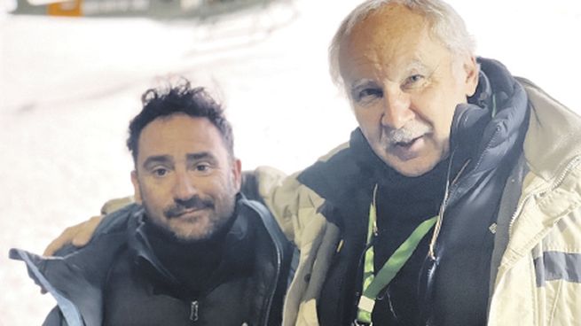 andes. Juan Bayona y el autor Pablo Vierci durante el rodaje del film.