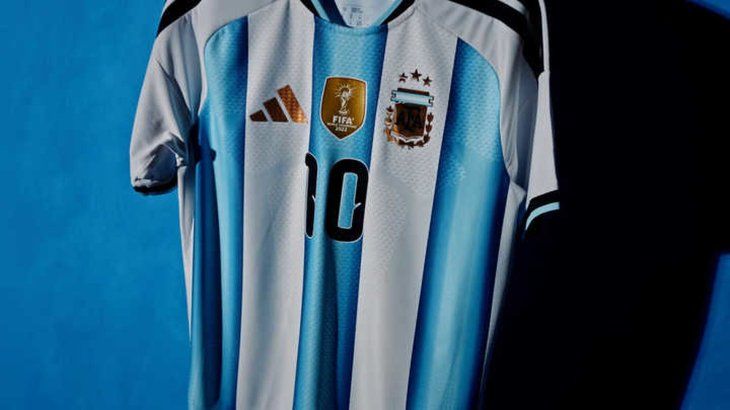 La titular no tiene ningún detalle extraño y respeta la tradición del combinado nacional en cuanto a su diseño. La titular no tiene ningún detalle extraño y respeta la tradición del combinado nacional en cuanto a su diseño.