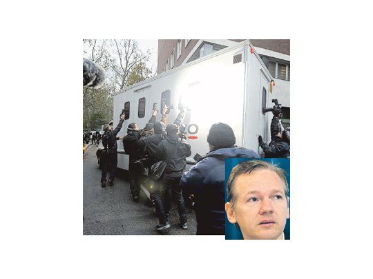El traslado de Julian Assange a una corte en Londres concitó un intenso interés periodístico. Sus allegados dijeron que su arresto no impedirá que WikiLeaks siga filtrando cables diplomáticos estadounidenses.