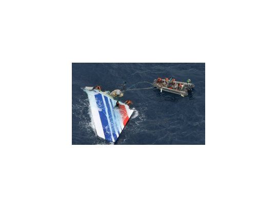 Una investigación inicial halló restos del avión y algunos cadáveres.
