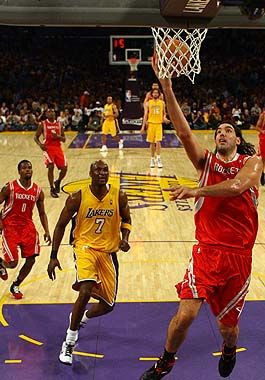 El ala pivote de Houston anota ante la marca de Odom.