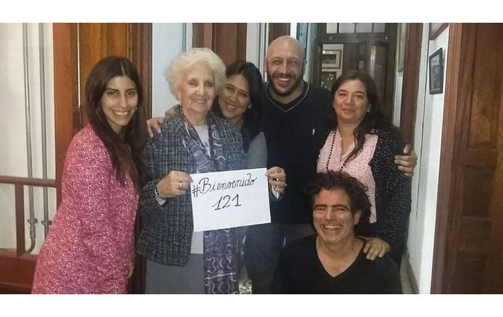 Estela de Carlotto celebrando el hallazgo del nieto 121. (Foto: Facebook Victoria Montenegro)