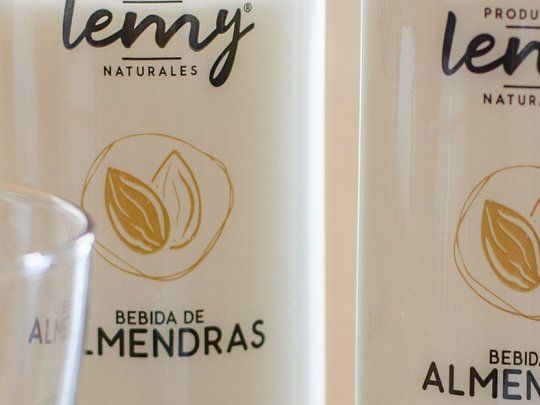 Leche de almendras, la preferida de los baristas.